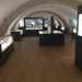 Il museo si sviluppa attraverso eleganti teche nere...